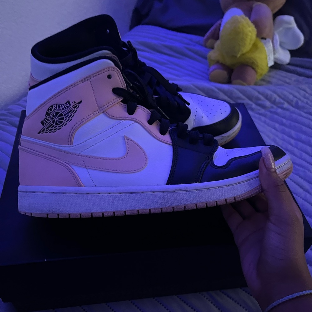 2021 air Jordan 1 mid Nike crimison tint